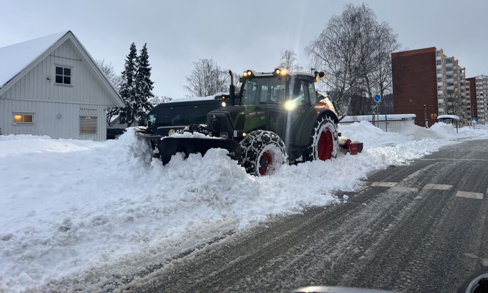 ENDELIG: Først rundt lunsjtider tirsdag ble fortauene langs linje 3 på Fjell åpnet av brøytebilen.