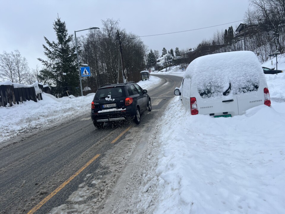 DÅRLIG PARKERING: Denne hensatte og innebrøytede bilen i veibanen i Austadveien gjør ikke underverker for trafikkflyten.