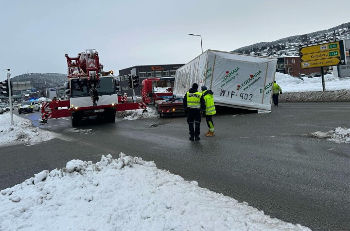 Lastebil mistet lasten - full stans i trafikken