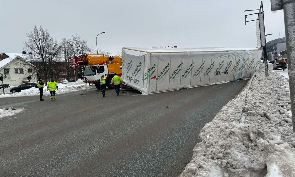 Lastebil mistet lasten - full stans i trafikken
