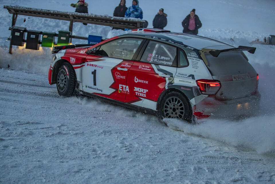 Larsen har for året ny dekor på bilen, med skifte fra hvitt og blått til hvitt og rødt.
