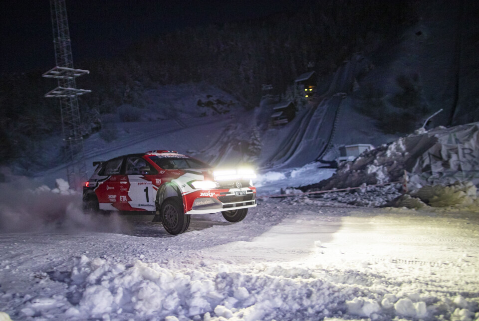 Larsen hopper over målgangen under Vikersundbakken