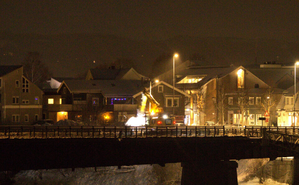 Her jobber vegvesenets entreprenør med å fjerne snø fra Hokksund Bru natt til onsdag. Mye av snøen skal ha blitt dumpet i elva.