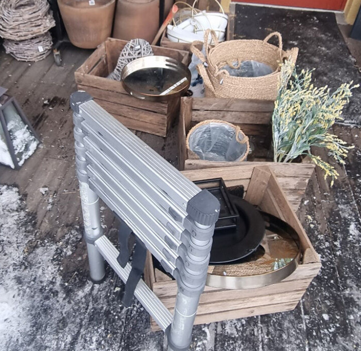 Her er noe av tyvegodset som de to fikk med seg fra butikken på stasjonen i Vestfossen, men alt skal nå være levert tilbake.