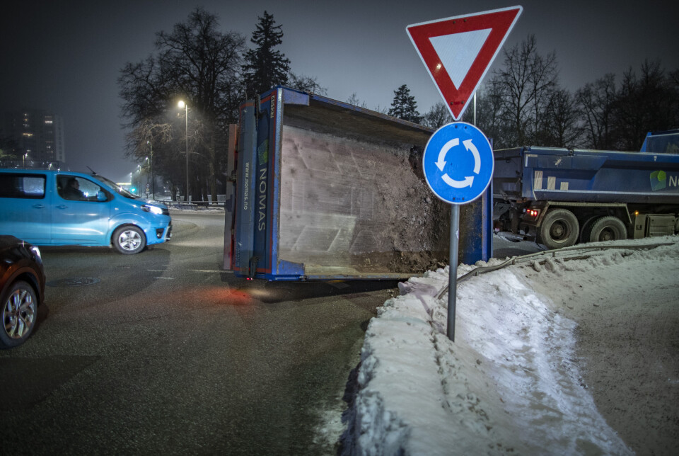 DÅRLIG DAG PÅ JOBBEN: Slik ble tilhengeren liggende i gata, men trafikken kunne passere selv om det førte til lettere kaos på stedet.