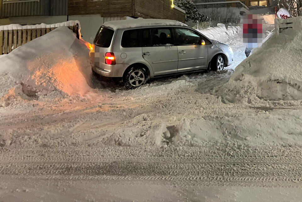 HAVNET I BRØYTEKANTEN: En bil ble stående fast i krysset Haukåsbakken/Konnerudgata. Gårsdagen ble preget av mindre hendelser som skapte trafikale komplikasjoner, og ingen alvorlige hendelser.
