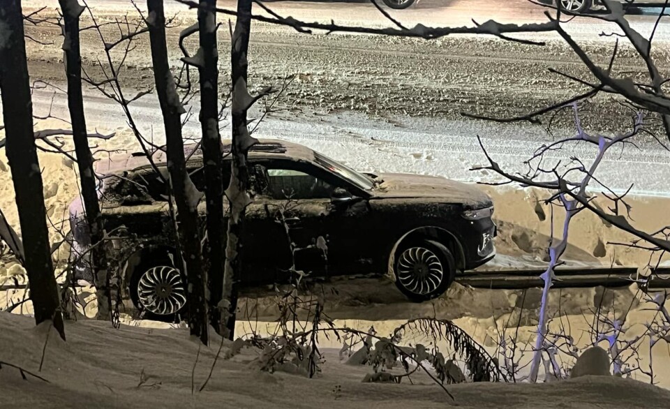 En av de involverte bilene havnet oppå autovernet og måtte hentes av bergingsbil.