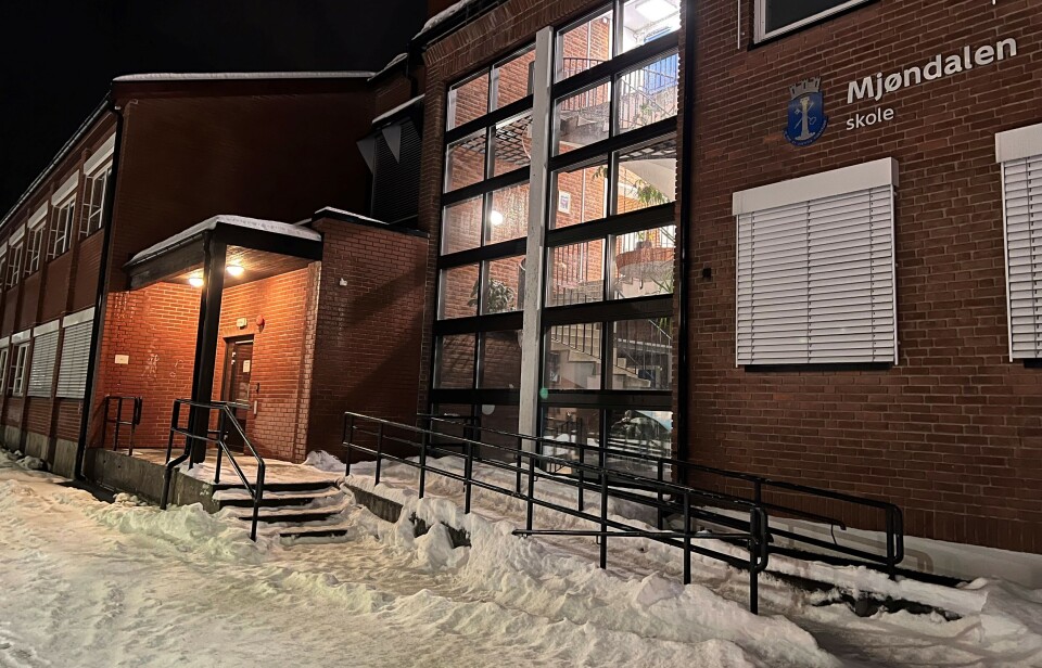 Barneskoleelever tente på skolen
