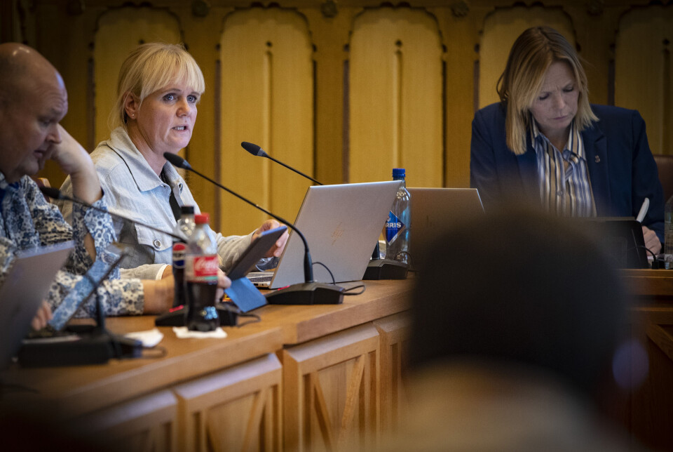 ISFRONT: Mellom Høyres gruppeleder Kristin Surlien (t.v.) og kommunedirektør Trude Andresen (t.h.)