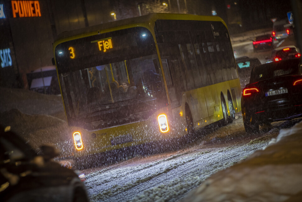 STOPP: Buss med stans i Møkkebekkveien under forrige snøfall i Drammen.