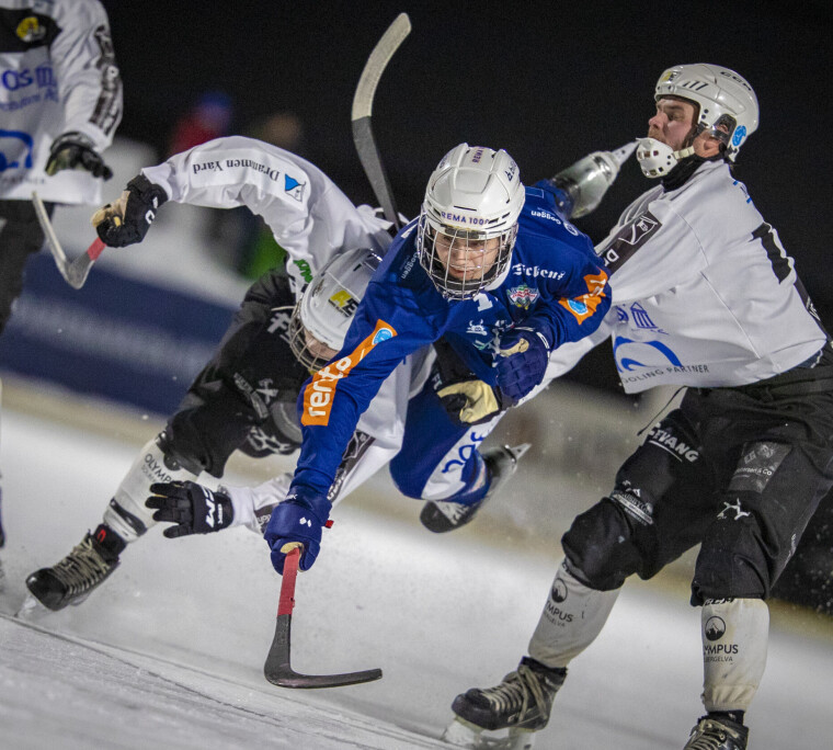 «LUFTENS BARON»: Mathias Farnes har en egen tendens til å sørge for den mest spektakulære luft-akrobatikken for Drammen Bandy med sin oppofrende spillestil - her i knallhard duell med Solberg-forsvaret.