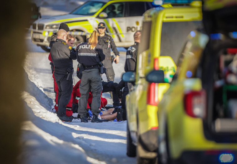 LIVREDDENDE FØRSTEHJELP: Ifølge politiet ble det iverksatt hjerte- og lungeredning ved nødetatenes ankomst.