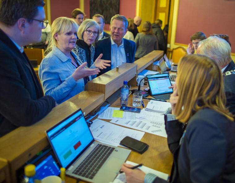 Surlien med «tungetale» om tillit til kommunedirektøren