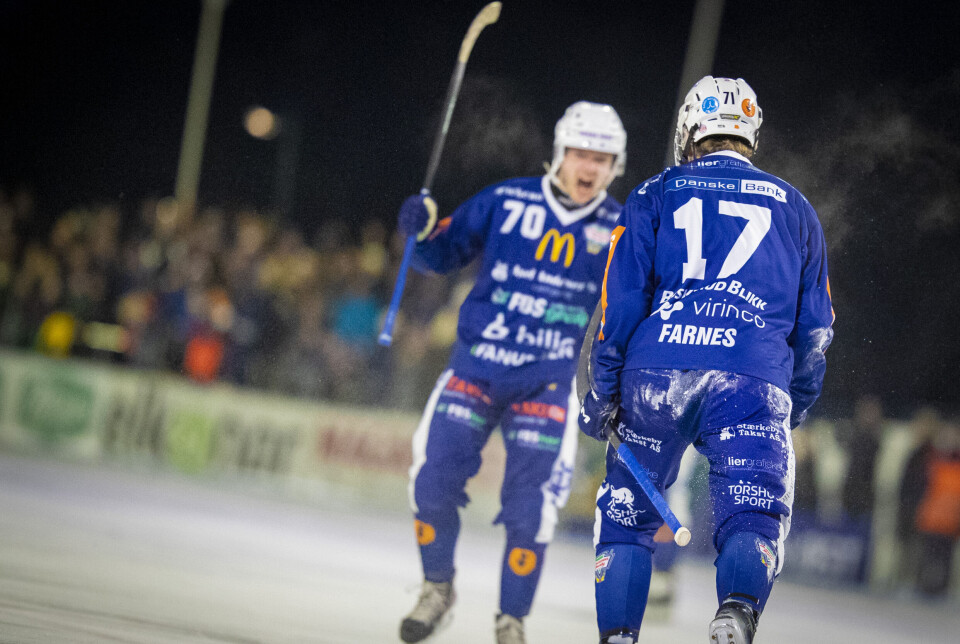 JUBEL: Drammens første målscorer nr. 17 Mathias Farnes gratuleres av Jonas Røine.