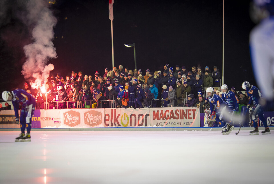 FULLE TRIBUNER: Hjemmepublikummet skulle få mer å juble for i 2. omgang.