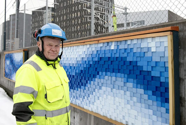 Steinar Brovoll er byggeleder i Bane NOR og har hatt ansvar for dekorasjonene i stasjonsområdet.