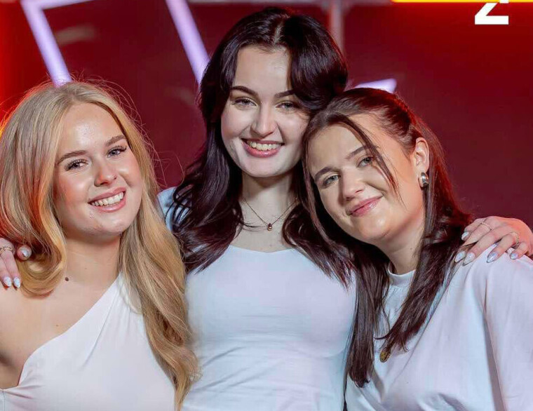 Leah Louise Aas Jansen (f.v.), Martine Vinda Kristiansen og Sandra Gulbrandsen står på scenen i The Voice fredag kveld.