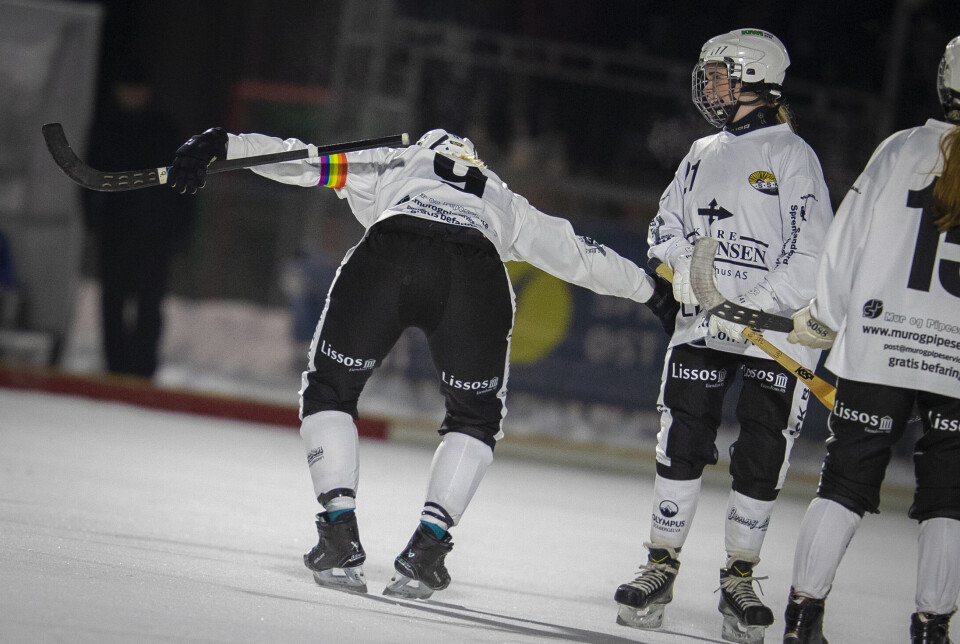 Martine Døhlen Holm feiret scoring fra nesten midtbanen på denne måten.