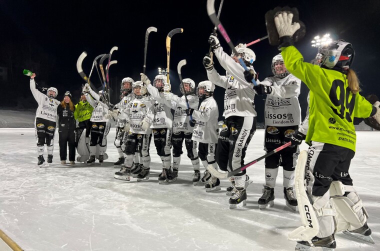 MEDALJE-FEIRING: Champagnen sprutet da det ble klart at SSK kunne juble for sølv i årets eliteserie for damer.