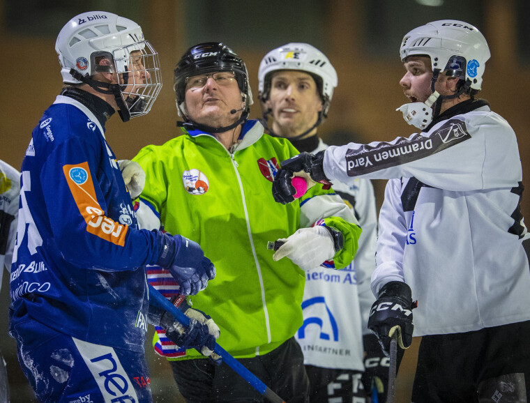 AMPERT: Drammens Marius Mørch Andersen scoret hattrick, men tente på alle pluggene etter å ha blitt «høvlet» ned av Solberg-målscorer Kristian Hagen for andre gang på rad.