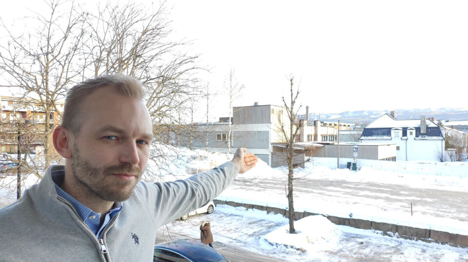 TOMT: Ordfører Adrian Tollefsen har god utsikt til «Branntomta», men torsdag var den helt tom etter den uventede innføringen av P-avgift.