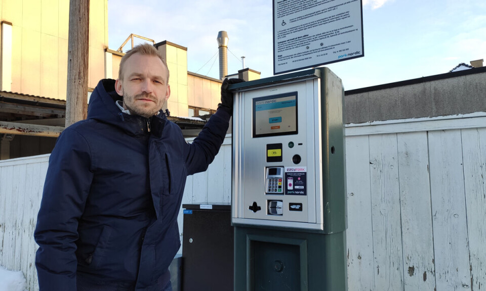 Ikke ulovlig, men burde vært varslet, sier Tollefsen som ikke setter pris på dette tiltaket fra eierne av tomta. Heller ikke handelsstanden er begeistret for tiltaket.