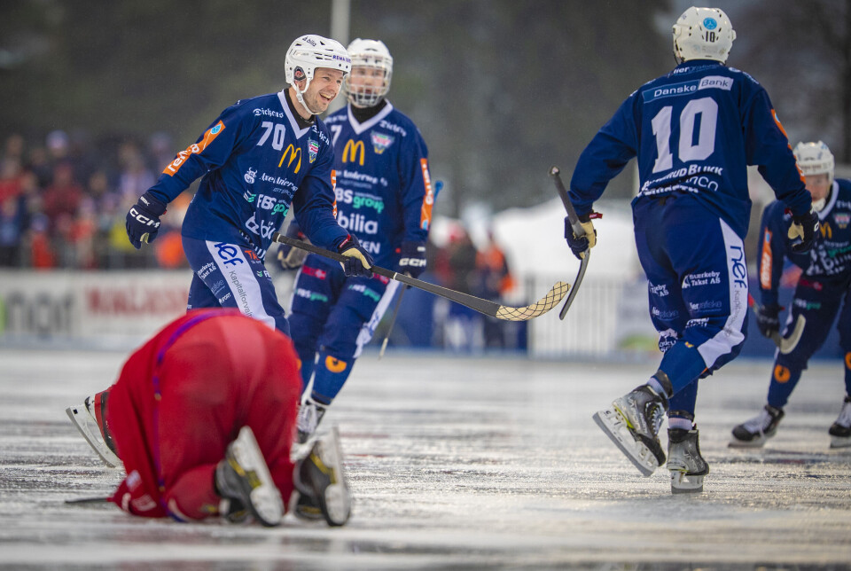 Jonas Røine gratulerer Even Thiseth med 3-1-scoringen på corner.