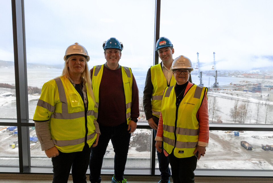 Drammen Høyres Kristin Surlien, Andreas Muri og Kristin Ørmen Johnsen viser Henrik Asheim den flotte utsikten over Drammensfjorden fra sykehuset.