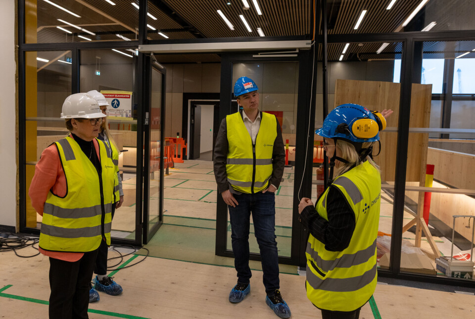 Henrik Asheim får omvisning i de nye sykehuslokalene med lokale Høyre-topper på slep.