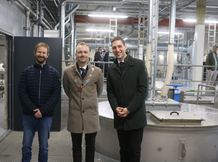 Virksomhetsleder vann og avløp Kim Lysfjord Karlsen (t.v.), ordfører Adrian Tollefsen og klima- og miljøminister, Andreas Bjelland Eriksen.