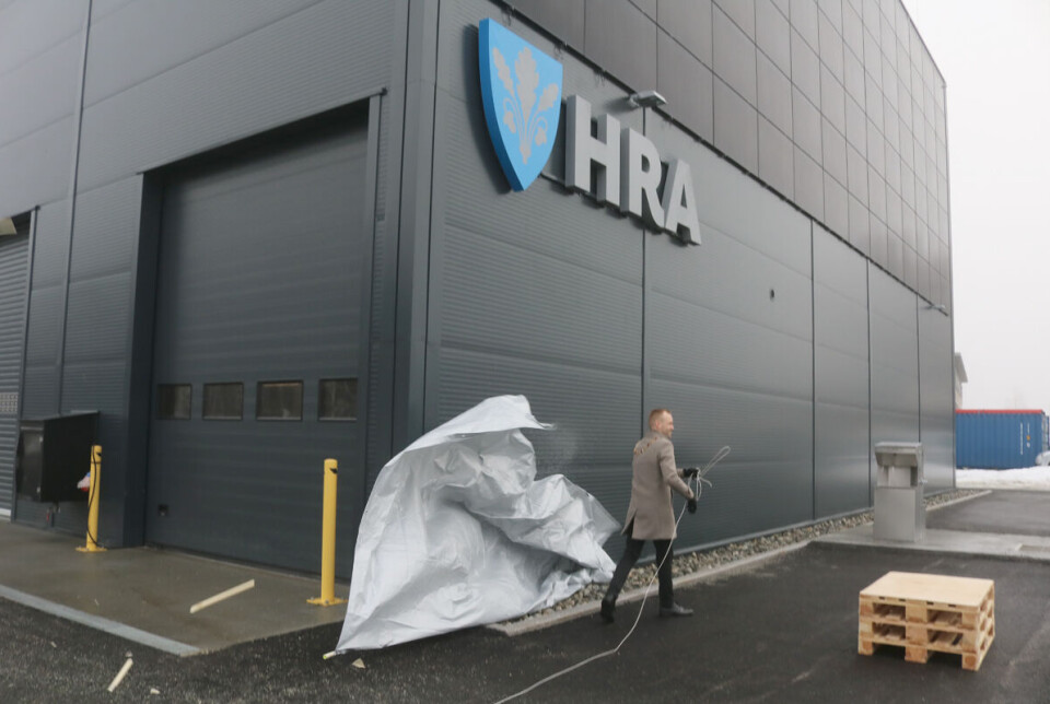 Endelig kunne presenningen som har hengt på veggen i lang tid fjernes – med en viss spenning.
