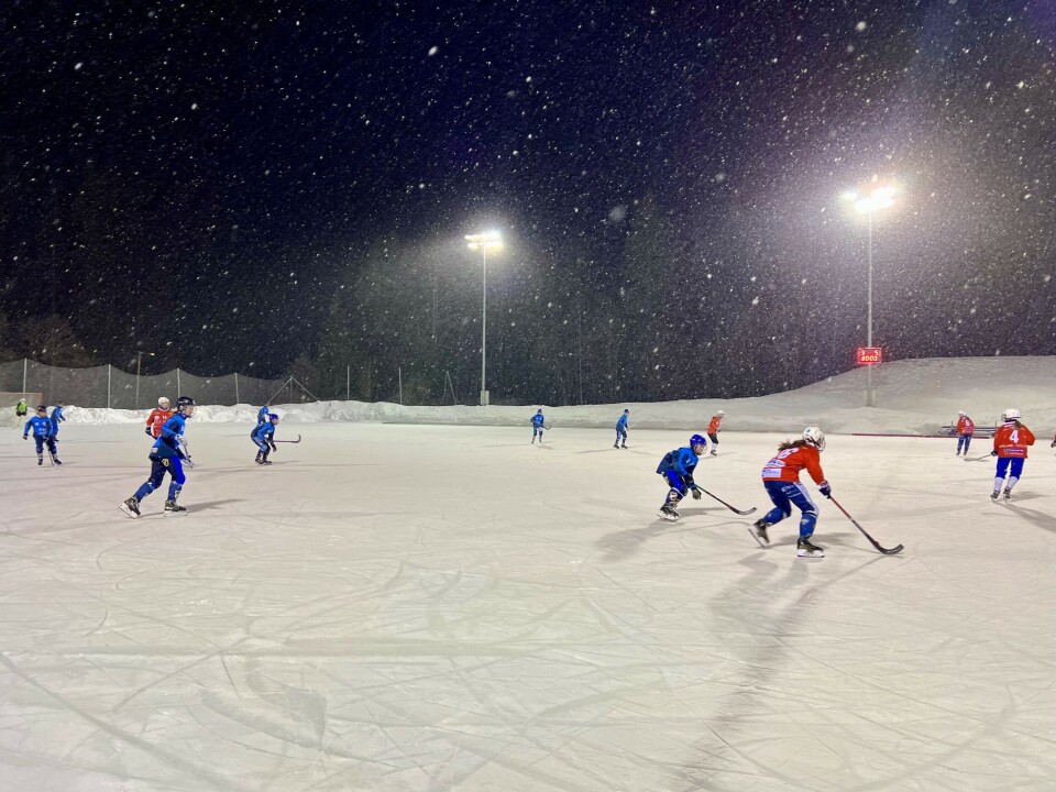 «SNØFØRE»: Tett snødrev under bandykamp på Konnerud stadion mandag kveld. Det endte dessverre 5-3 til Stabæk i årets siste jentekamp.