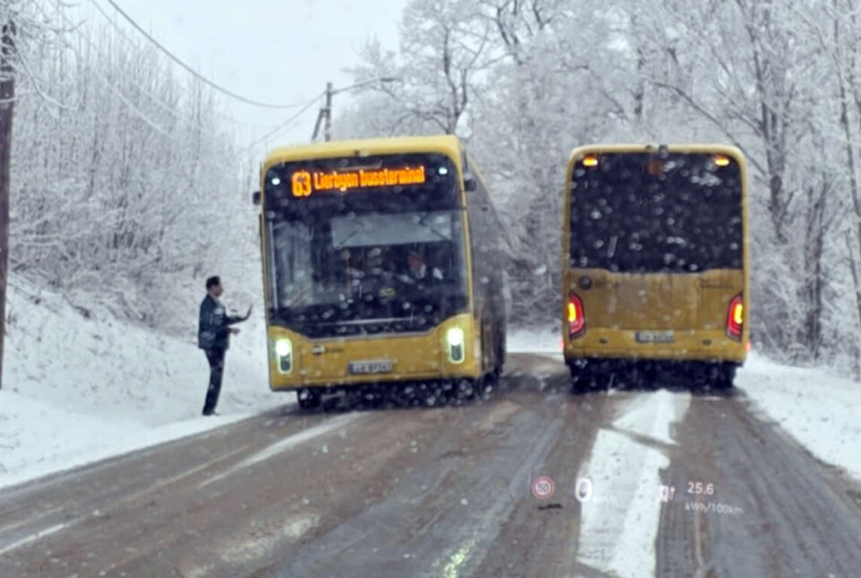 Buss i grøfta - bergingsbilen kjørte seg fast