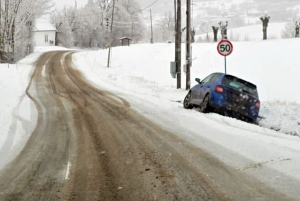 Buss i grøfta - bergingsbilen kjørte seg fast