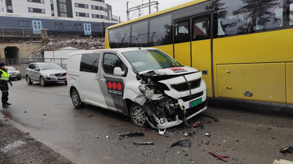 To securitas-biler kjørte i hverandre - føreren av den bakerste bilen fikk beslaglagt førerkortet. Airbagene løste ut i bilen.
