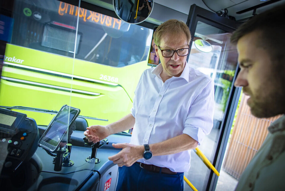 INGEN KINA-TRUSSEL: Brakar-sjef Terje Sundfjord under presentasjonen av de nye bussene i sommer.