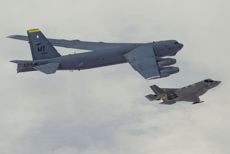 Norsk F-35 eskortere amerikansk B-52 Stratofortress. Flyene vil komme inn i lav høyde over Akershus festning klokken 12.00. Sjansen er dermed størst for å se dem over Oslo sentrum, men du også få sett dem over andre deler av Østlandet. Flyvningen er en del av normal, planlagt treningsaktivitet.