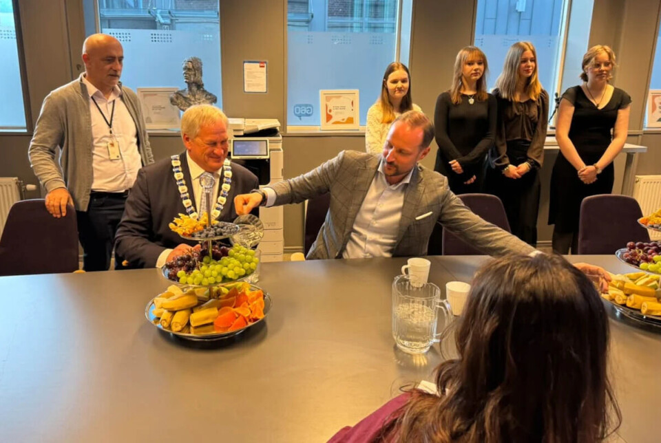 Kronprinsen sjenker vann til ordfører Kjell Arne Hermansen