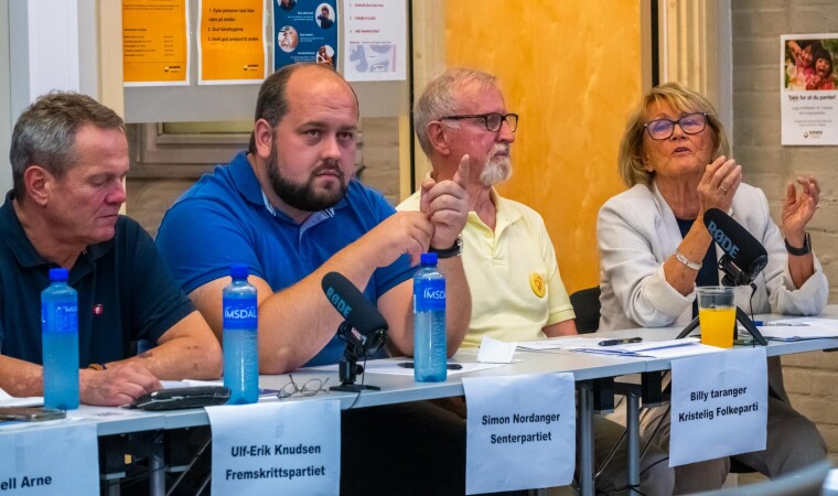 LANGER UT: Senterpartiets Nordanger langer nå ut mot Frp, her representert ved meningsmotstanderne i Pride-debatten under valgkampen i 2023. DRM24's politiske kommentator mener Nordanger bør foreta en selvransakelse.