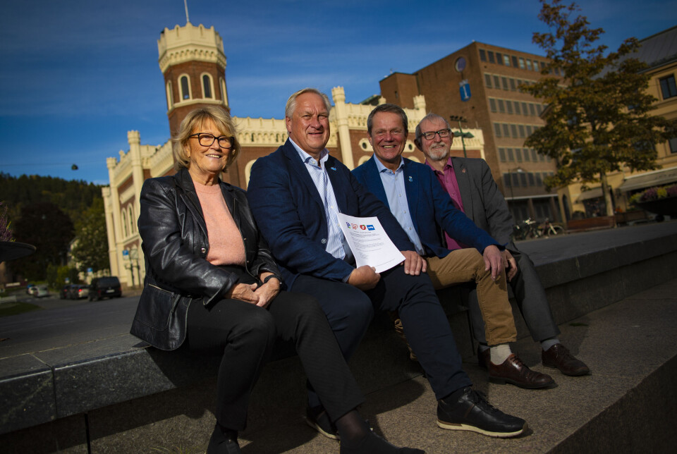 BRUDD: Randi Eng (nærmest kamera), partiets representant i kommunestyret, bryter nå med Kjell Arne Hermansen, Ulf Erik Knudsen og Billy Taranger - her fra da samarbeidsplattformen ble signert høsten 2023.