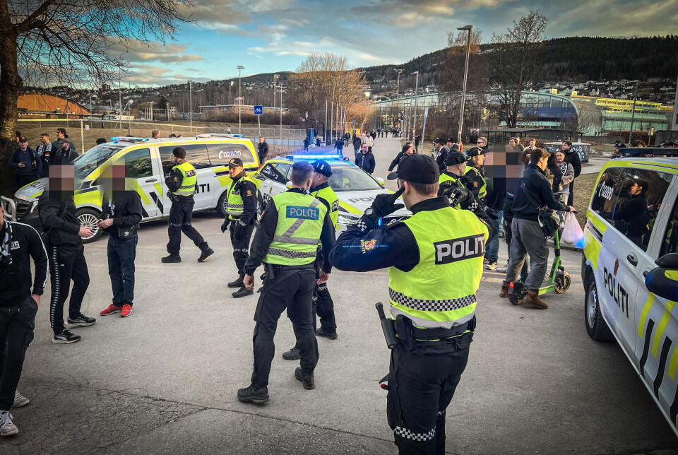 HØY TEMPERATUR: Her har forsterkningene akkurat ankommet etter tumultene.