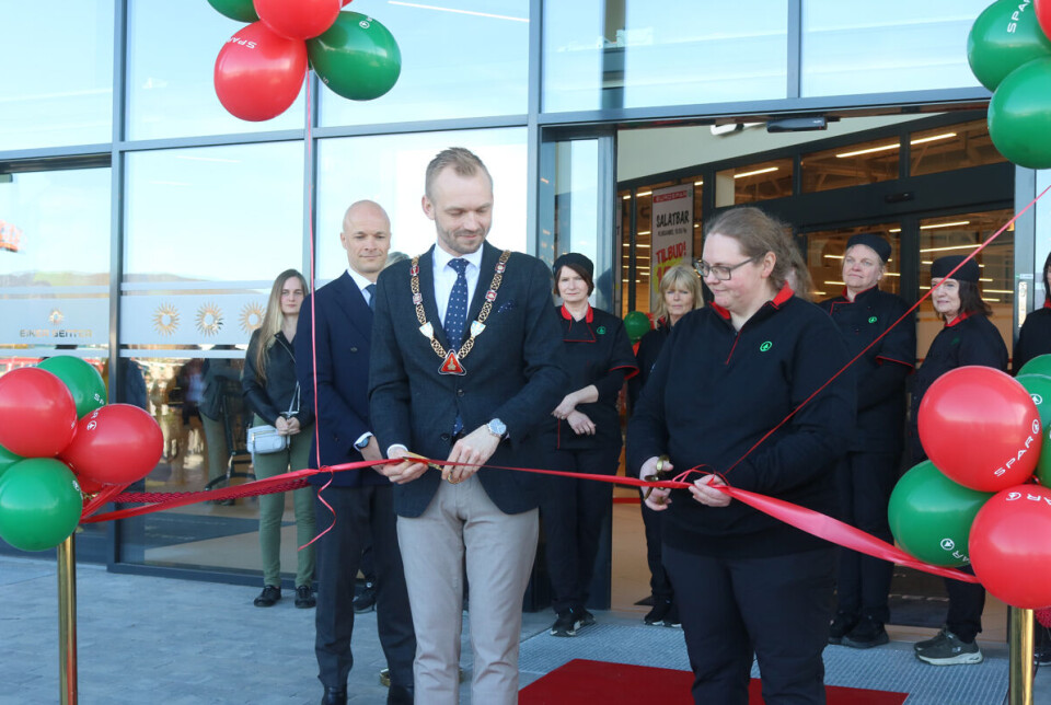 Ordfører Adrian Tollefsen klipper her snora til den nye Spar-butikken sammen med butikksjef Kristine Thorsby og andre gjester.