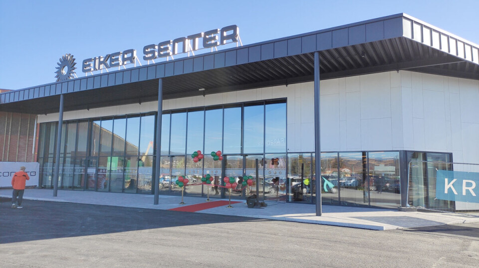 Slik ser det nye inngangspartiet til Eiker Senter og rett innenfor Spar-butikken. Nå skal hele senteret få en slik fasade slik at det fremstår som et enhetlig senter.