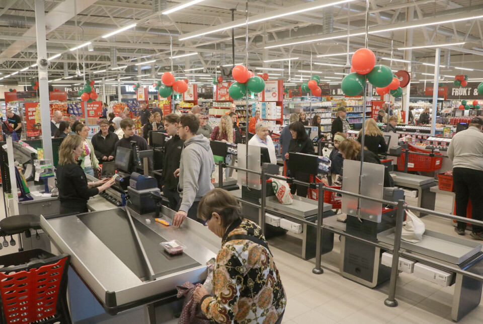 1.800 kvadratmeter med god plass og et bedre sortiment kombinert med plass til smaksprøver og mye annet. Her er både betjente kasser og selvbetjening.