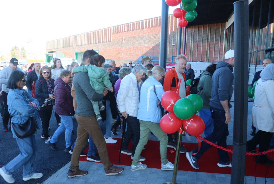 Det var en stor skare med nysgjerrige og handlevillige som hadde møtt opp til åpningen av den nye butikken i dag.