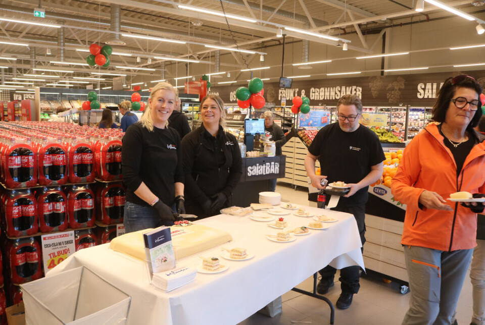 Bløtkake hører med til en slik stor butikkåpning her disse to hadde mer enn nok å gjøre med å servere kake.