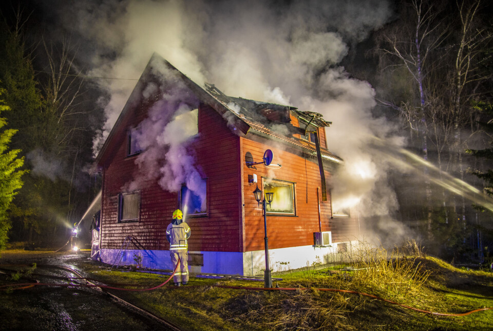 Enebolig totalskadd etter husbrann i Øvre Eiker