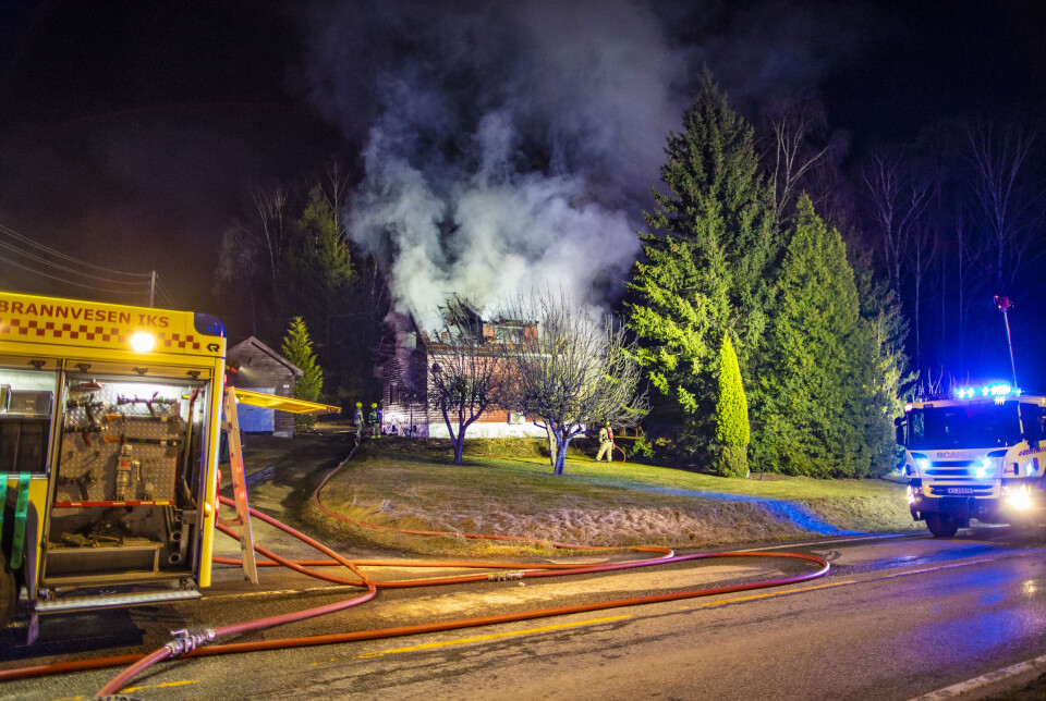 Enebolig totalskadd etter husbrann i Øvre Eiker