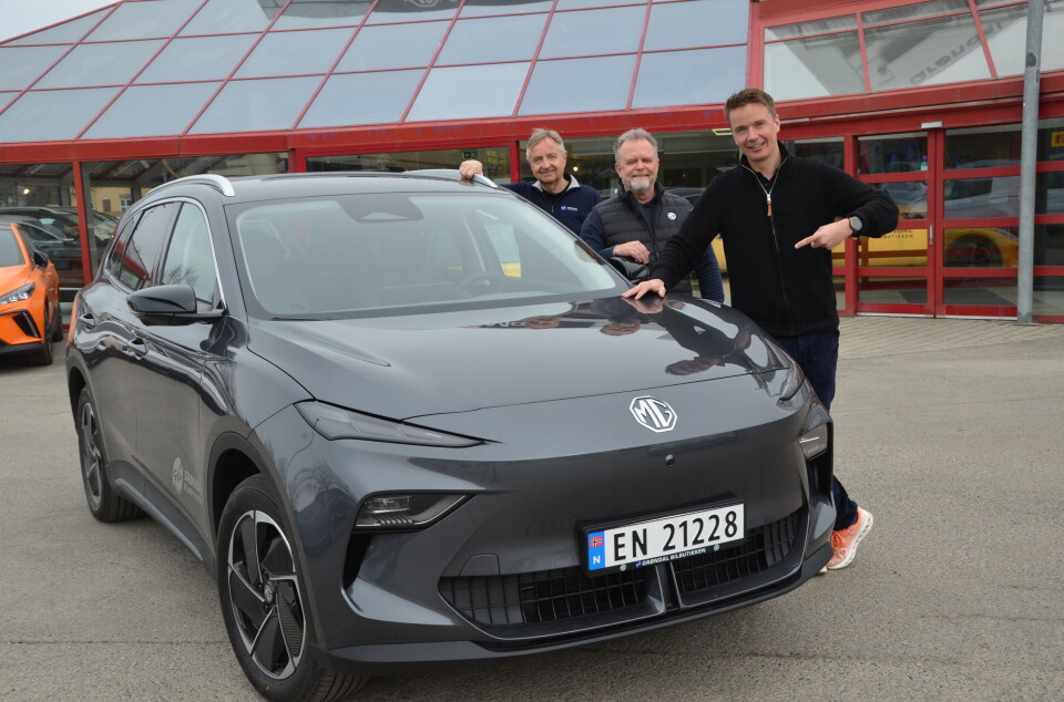 NY FOLKE-SUV: Den nye el-SUV-en fra MG ligger an til å ta over tronen fra forgjengeren som en av norges mest solgte bilmodeller. Torsdag er det storstilt lansering hos Grøndal Bilbutikken på Gulskogen. Fra venstre Stein Grøndal, Bjørn Haugen og Anders Grøndal.
