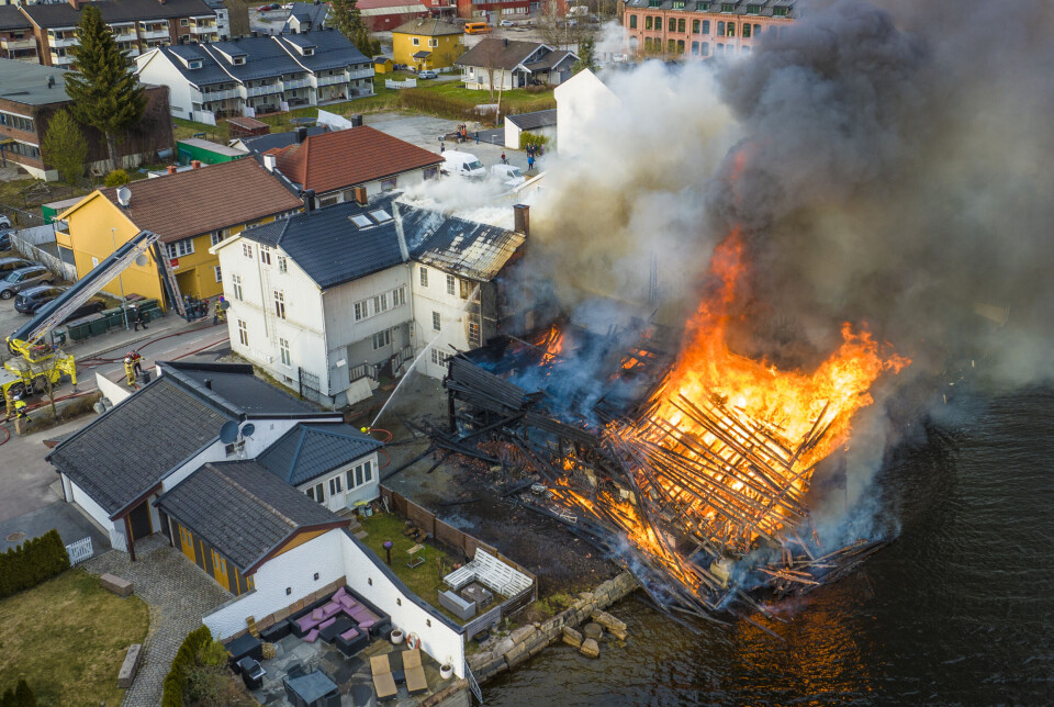 Kraftig vind i området har sørget for både spredning til flere bygg samt mye røyk retning sentrum.